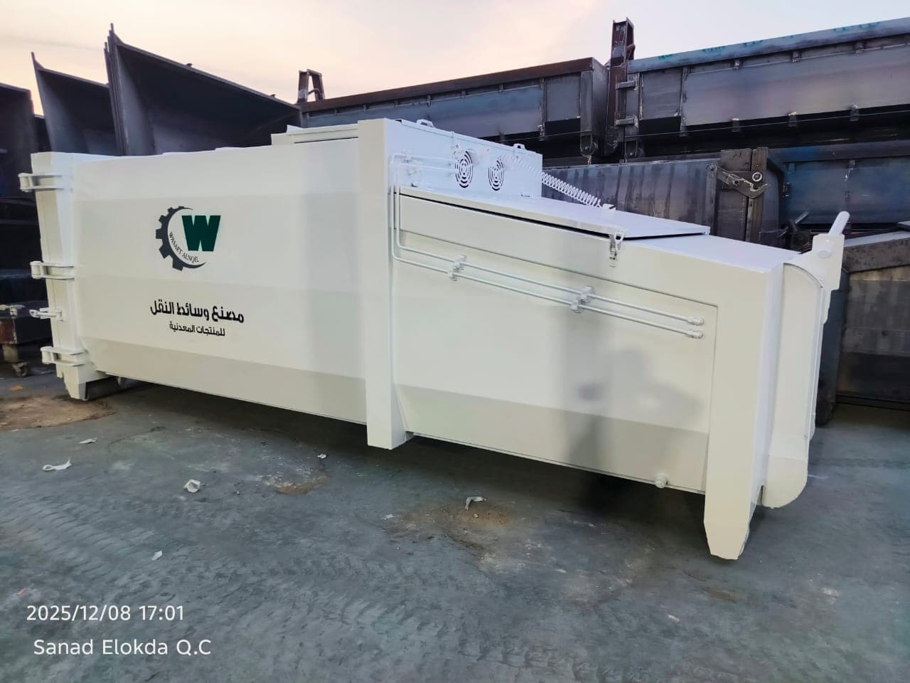 ضاغط نفايات أفقي ١٨/٢٠ ياردة